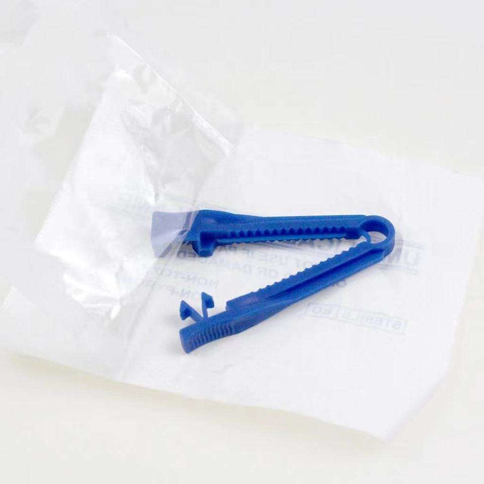 Sterilized umbilical cord clamp 9