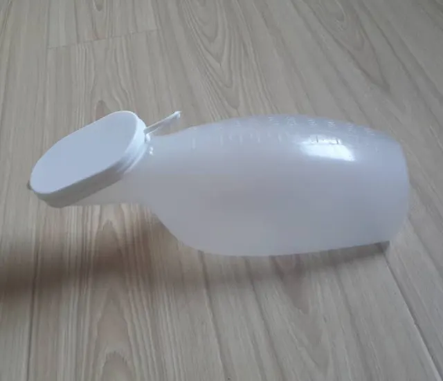 Disposable medical adult plastic urinal with cap for men and women
